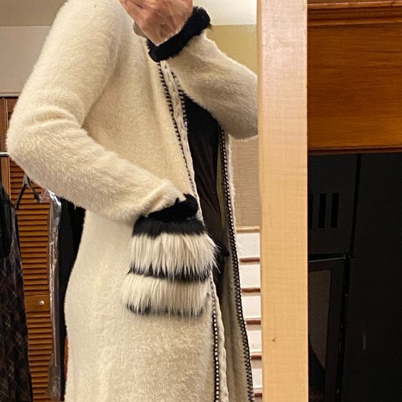 Warm and cozy sweater with ''furry'' pockets - Picture 8 of 8